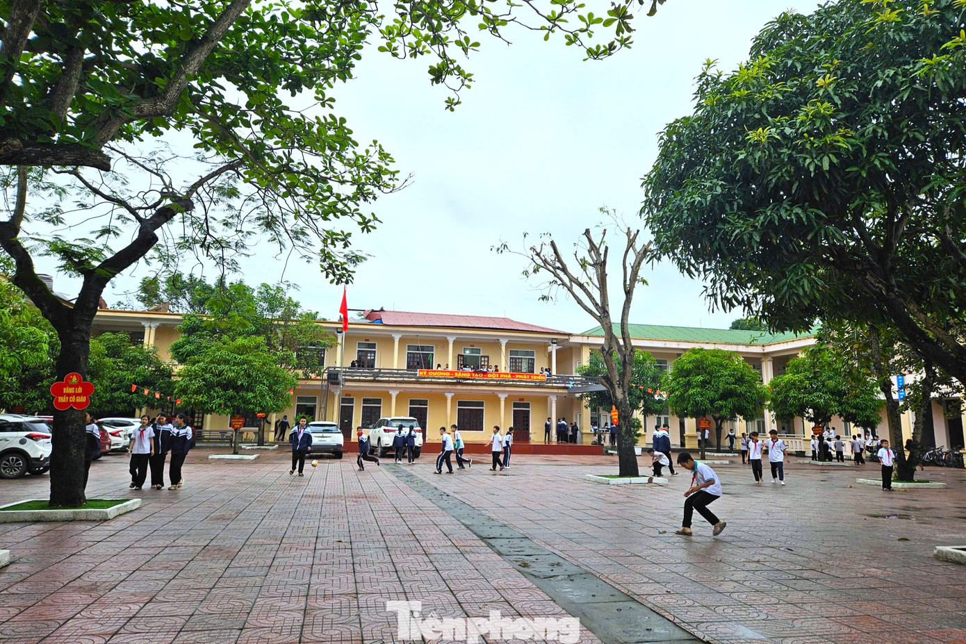 Trường mới xây bỏ không, cô trò chen chúc trong phòng học xuống cấp - Ảnh 19.