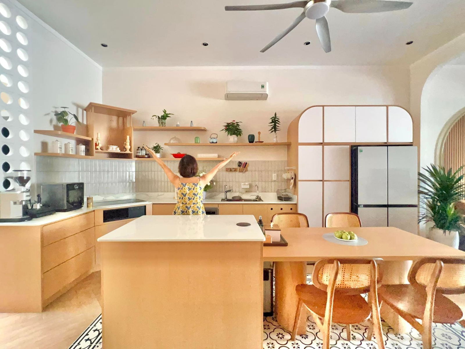 Kinh nghiệm 15 năm sống chung cư: Tôi nhận ra nên làm bếp mở với phòng khách hay bếp khép kín, chọn đúng thì sống sướng, bán dễ - Ảnh 2. Kinh nghiệm 15 năm sống chung cư: Tôi nhận ra nên làm bếp mở với phòng khách hay bếp khép kín, chọn đúng thì sống sướng, bán dễ - Ảnh 2.