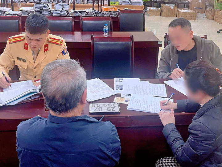 2 xe SH trùng biển số tứ quý 9 ở Hà Nội: Phạt nữ tài xế mua biển giả - Ảnh 2.