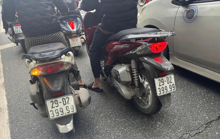 2 xe SH trùng biển số tứ quý 9 ở Hà Nội: Phạt nữ tài xế mua biển giả - Ảnh 1.