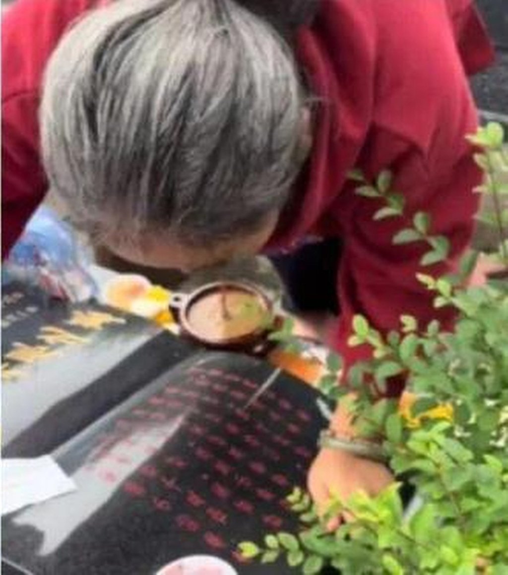 Đau lòng với hình ảnh người mẹ hôn bia mộ con trai nhỏ, liên tục nói: “Mẹ đây, mẹ đến rồi này”- Ảnh 3.