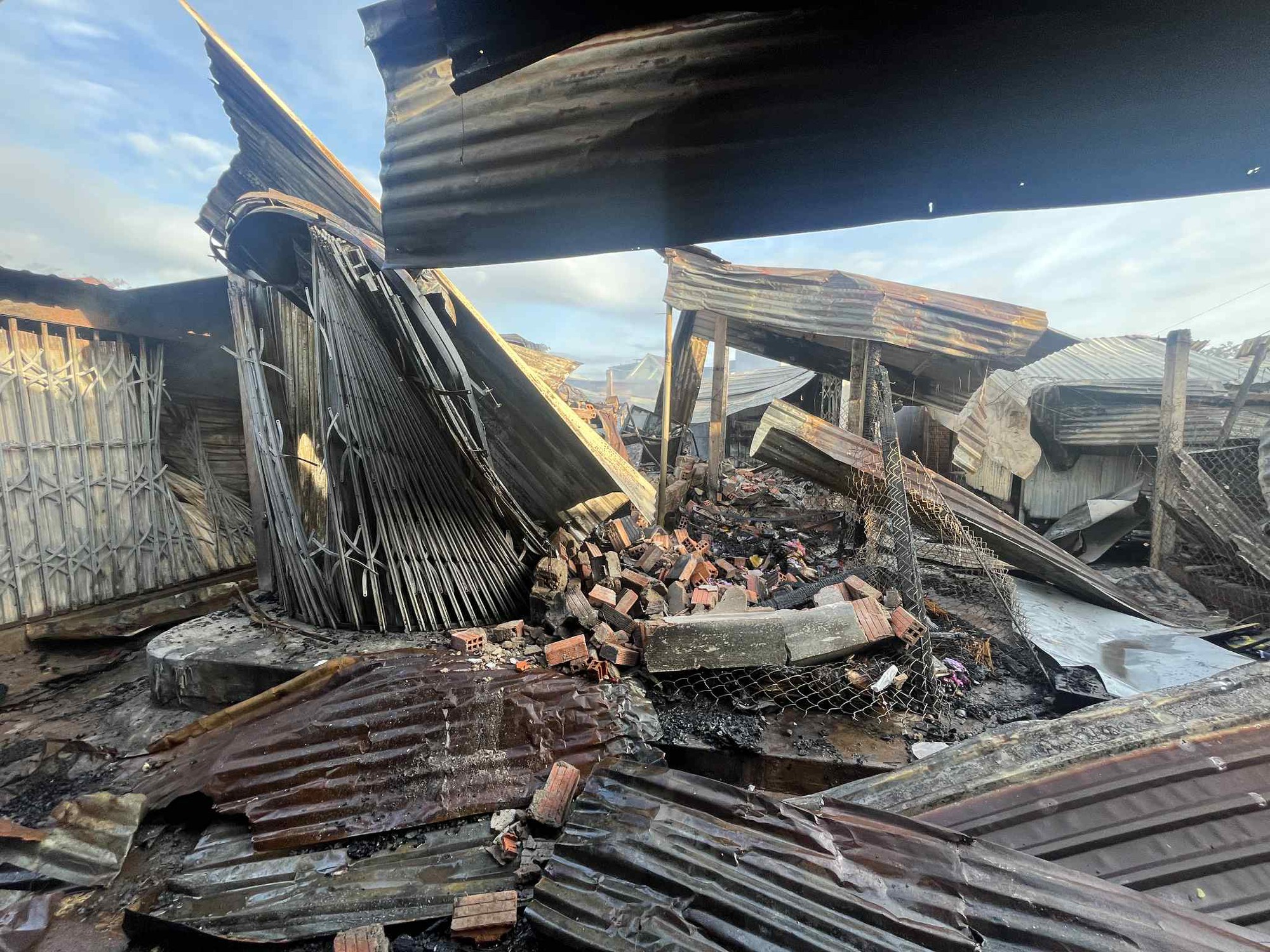 Chợ Bình Dương bị thiêu rụi sau đêm cháy lớn: Nỗi đau của tiểu thương - Ảnh 3. Chợ Bình Dương bị thiêu rụi sau đêm cháy lớn: Nỗi đau của tiểu thương - Ảnh 3.