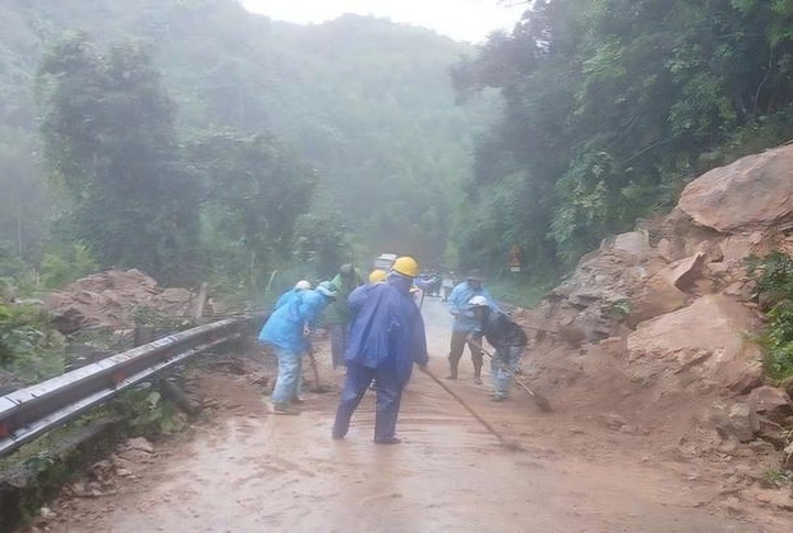 Trụ cầu trên đường Hồ Chí Minh ở Huế bị mưa lũ đẩy lệch gần 1 mét - Ảnh 2.