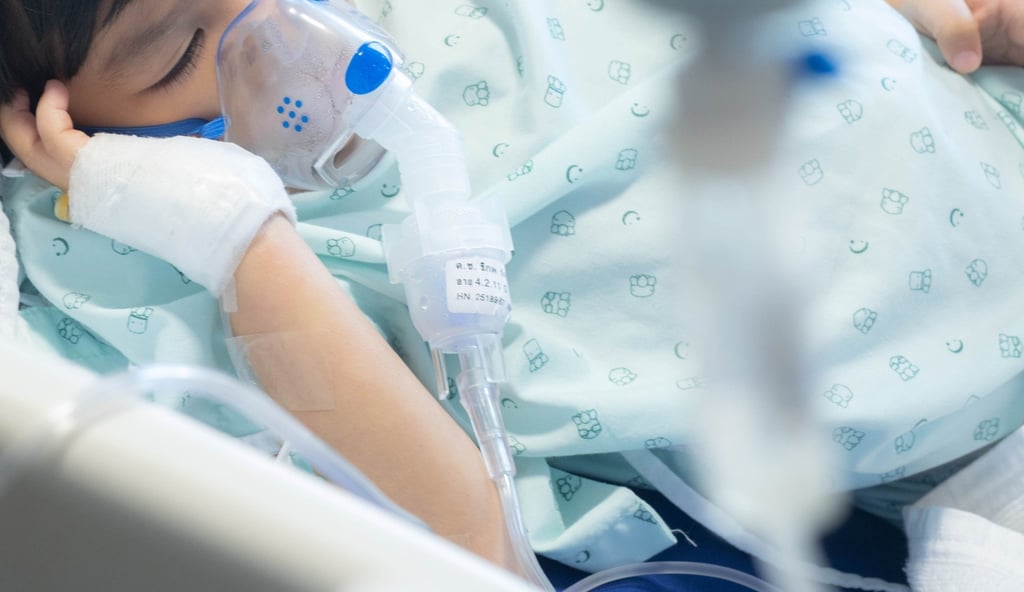 Đau lòng với hình ảnh người mẹ hôn bia mộ con trai nhỏ, liên tục nói: “Mẹ đây, mẹ đến rồi này”- Ảnh 1.