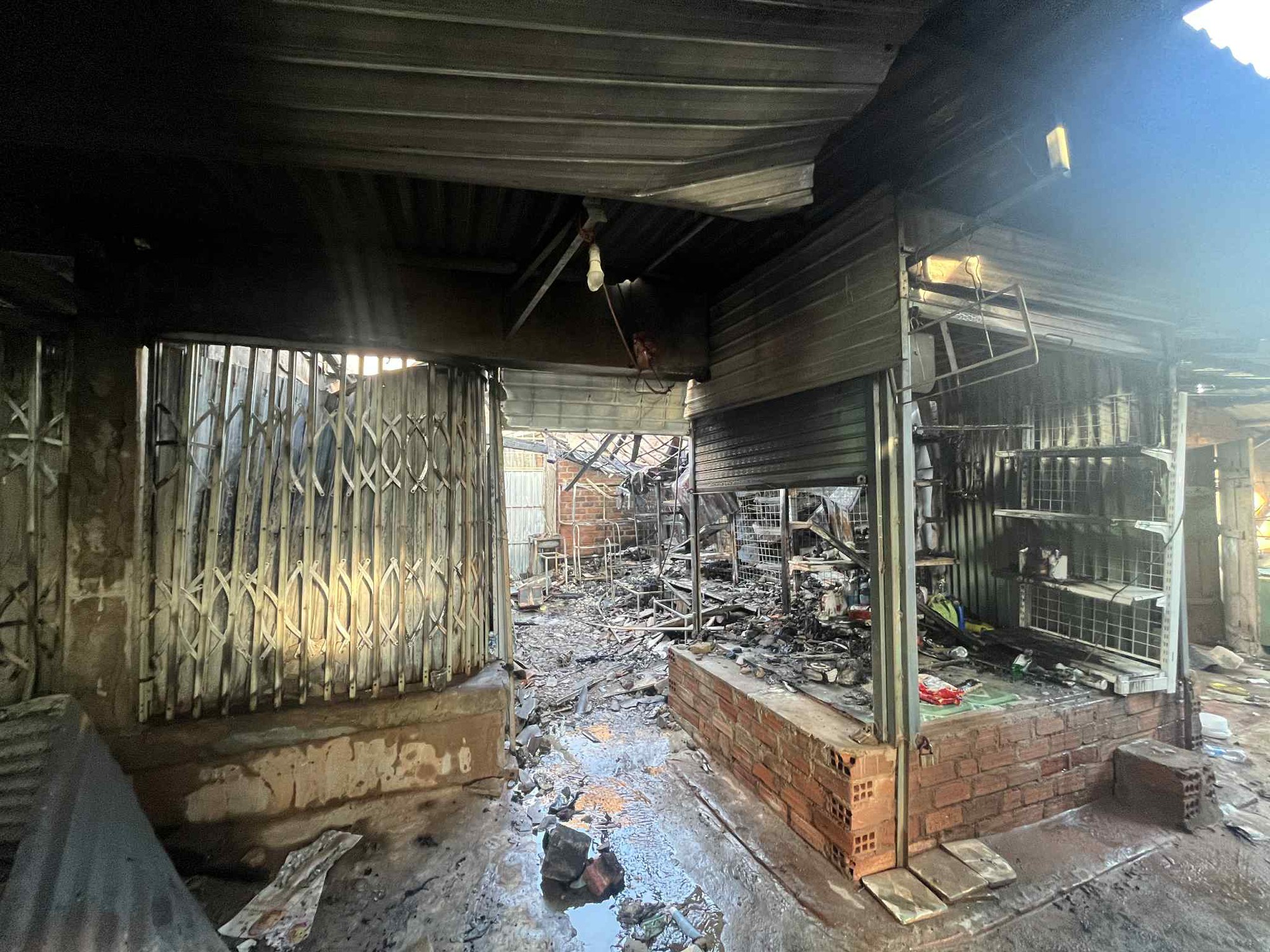 Chợ Bình Dương bị thiêu rụi sau đêm cháy lớn: Nỗi đau của tiểu thương - Ảnh 6. Chợ Bình Dương bị thiêu rụi sau đêm cháy lớn: Nỗi đau của tiểu thương - Ảnh 6.