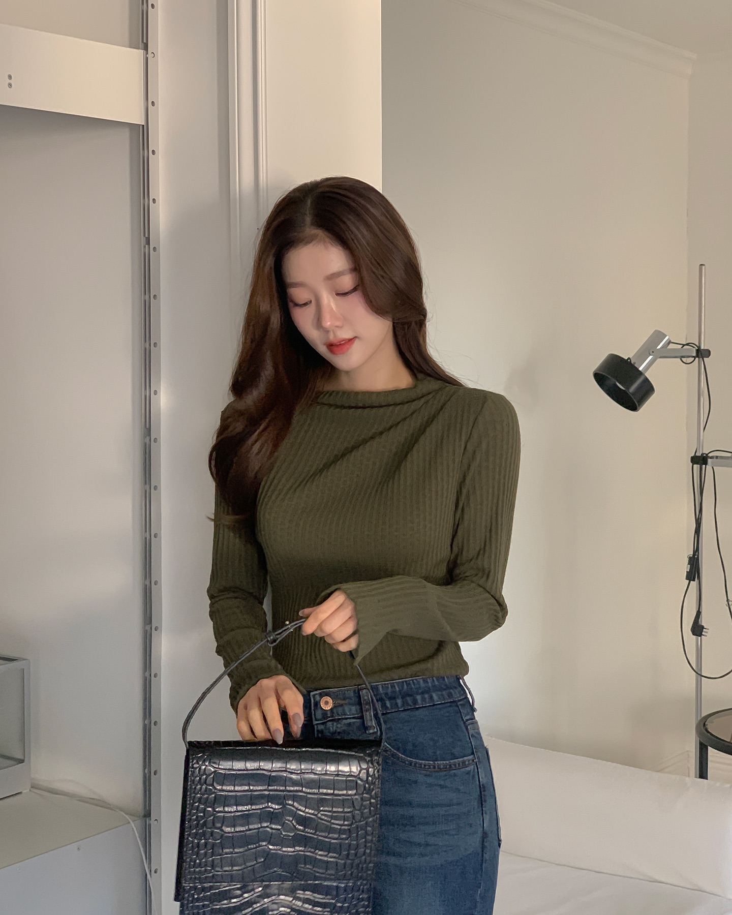 Thời tiết này mặc áo len mỏng là hợp lý nhất: 10 cách phối đơn giản, ai diện cũng đẹp - Ảnh 1. Thời tiết này mặc áo len mỏng là hợp lý nhất: 10 cách phối đơn giản, ai diện cũng đẹp - Ảnh 1.