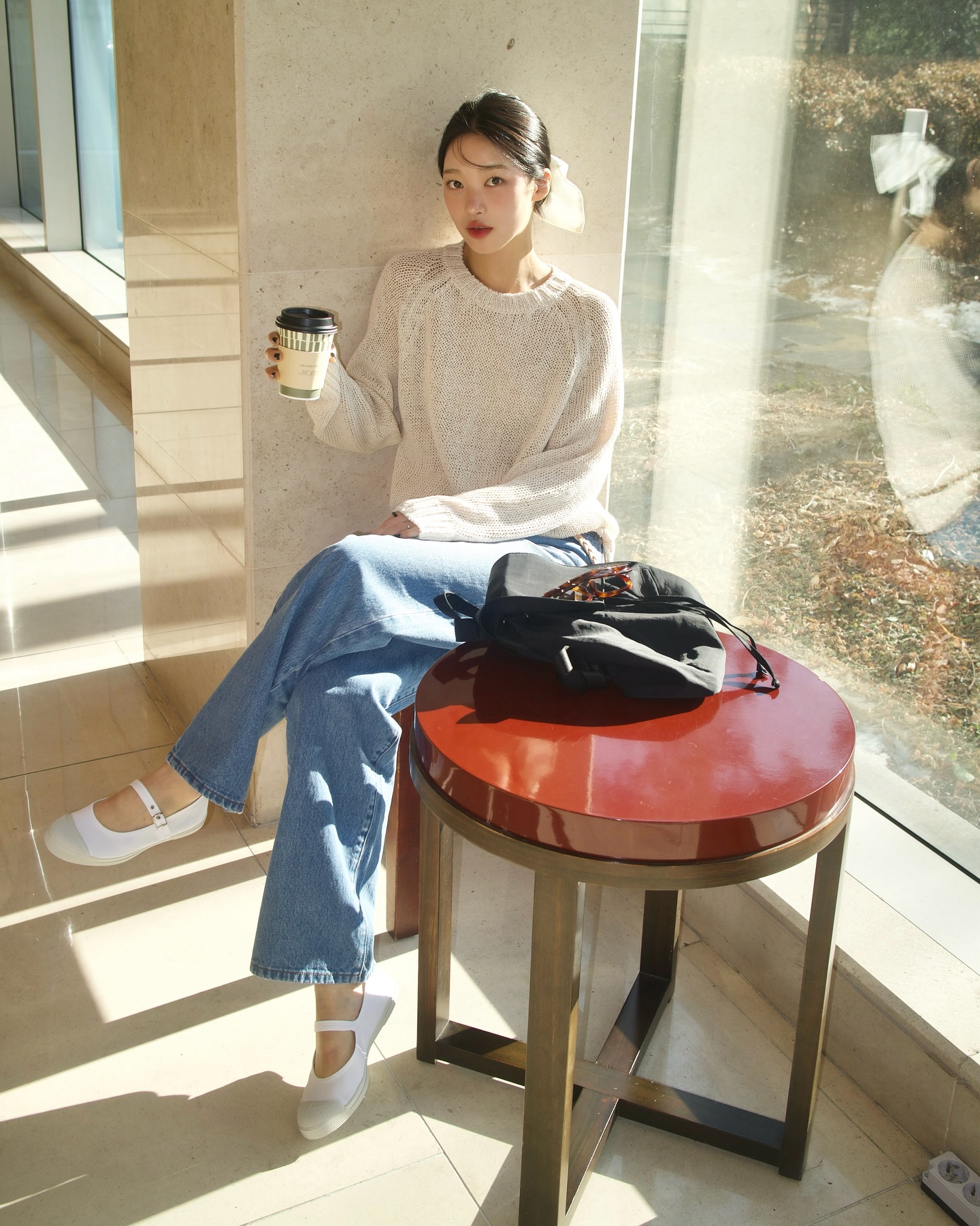 Thời tiết này mặc áo len mỏng là hợp lý nhất: 10 cách phối đơn giản, ai diện cũng đẹp - Ảnh 2. Thời tiết này mặc áo len mỏng là hợp lý nhất: 10 cách phối đơn giản, ai diện cũng đẹp - Ảnh 2.