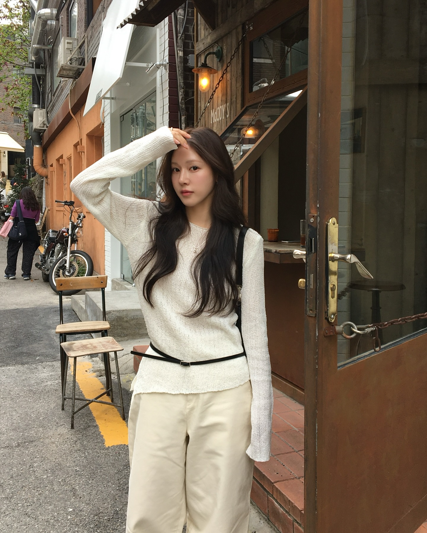 Thời tiết này mặc áo len mỏng là hợp lý nhất: 10 cách phối đơn giản, ai diện cũng đẹp - Ảnh 5. Thời tiết này mặc áo len mỏng là hợp lý nhất: 10 cách phối đơn giản, ai diện cũng đẹp - Ảnh 5.