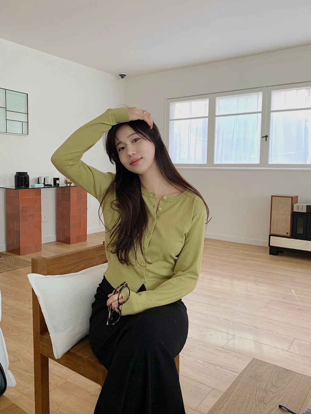 Thời tiết này mặc áo len mỏng là hợp lý nhất: 10 cách phối đơn giản, ai diện cũng đẹp - Ảnh 6. Thời tiết này mặc áo len mỏng là hợp lý nhất: 10 cách phối đơn giản, ai diện cũng đẹp - Ảnh 6.