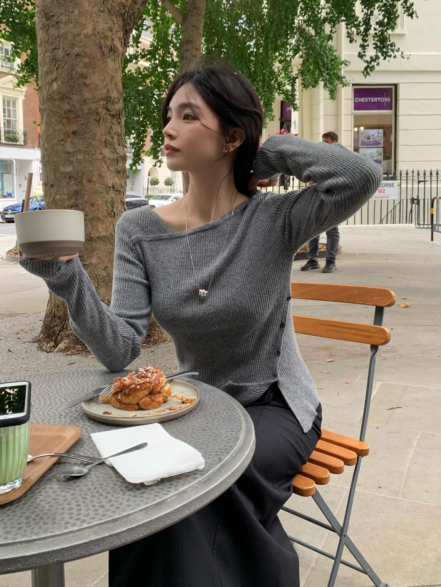 Thời tiết này mặc áo len mỏng là hợp lý nhất: 10 cách phối đơn giản, ai diện cũng đẹp - Ảnh 7. Thời tiết này mặc áo len mỏng là hợp lý nhất: 10 cách phối đơn giản, ai diện cũng đẹp - Ảnh 7.