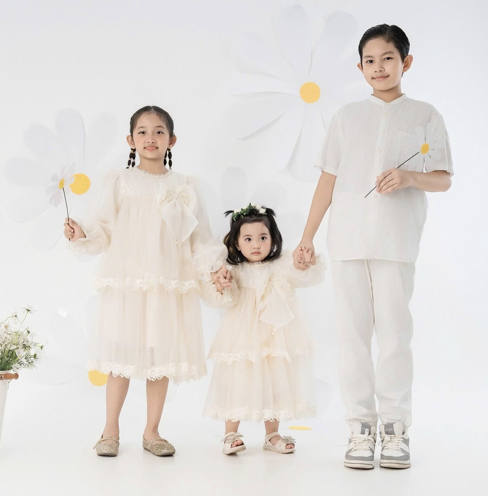 3 thiên thần nhỏ nhà Khánh Thi Phan Hiển đẹp như tranh- Ảnh 7. 3 thiên thần nhỏ nhà Khánh Thi Phan Hiển đẹp như tranh- Ảnh 7.