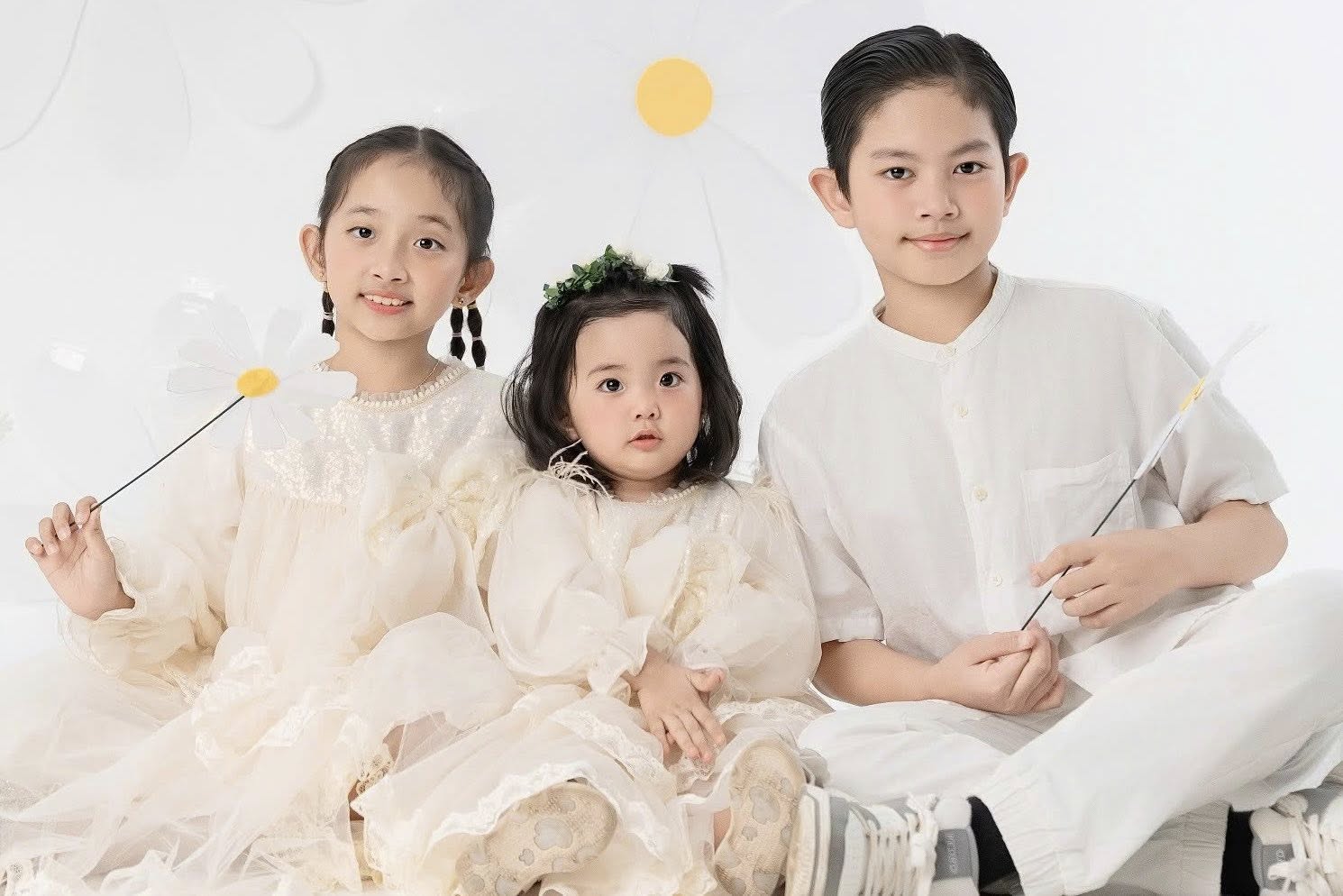 3 thiên thần nhỏ nhà Khánh Thi Phan Hiển đẹp như tranh- Ảnh 5. 3 thiên thần nhỏ nhà Khánh Thi Phan Hiển đẹp như tranh- Ảnh 5.