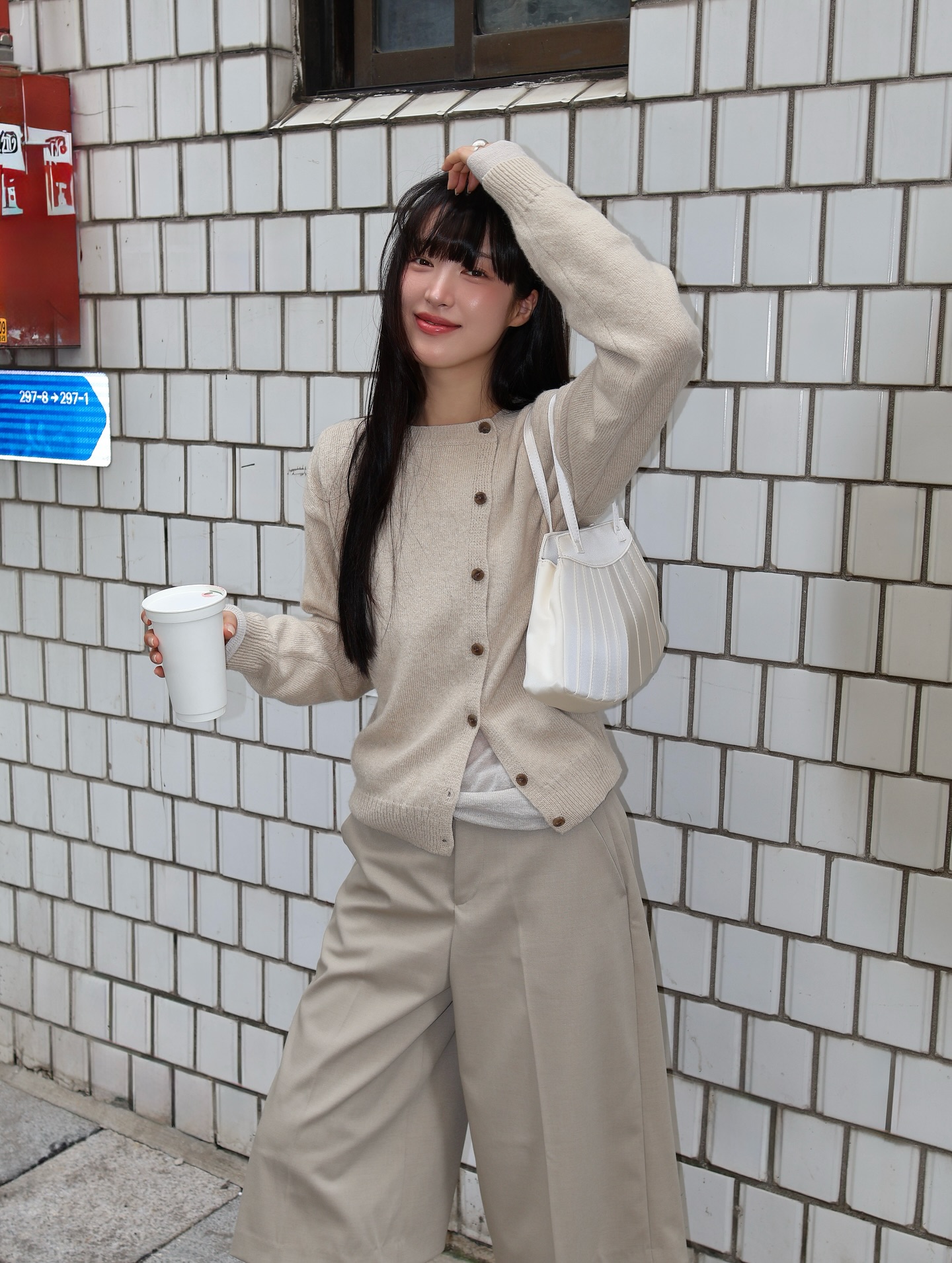 Thời tiết này mặc áo len mỏng là hợp lý nhất: 10 cách phối đơn giản, ai diện cũng đẹp - Ảnh 9. Thời tiết này mặc áo len mỏng là hợp lý nhất: 10 cách phối đơn giản, ai diện cũng đẹp - Ảnh 9.