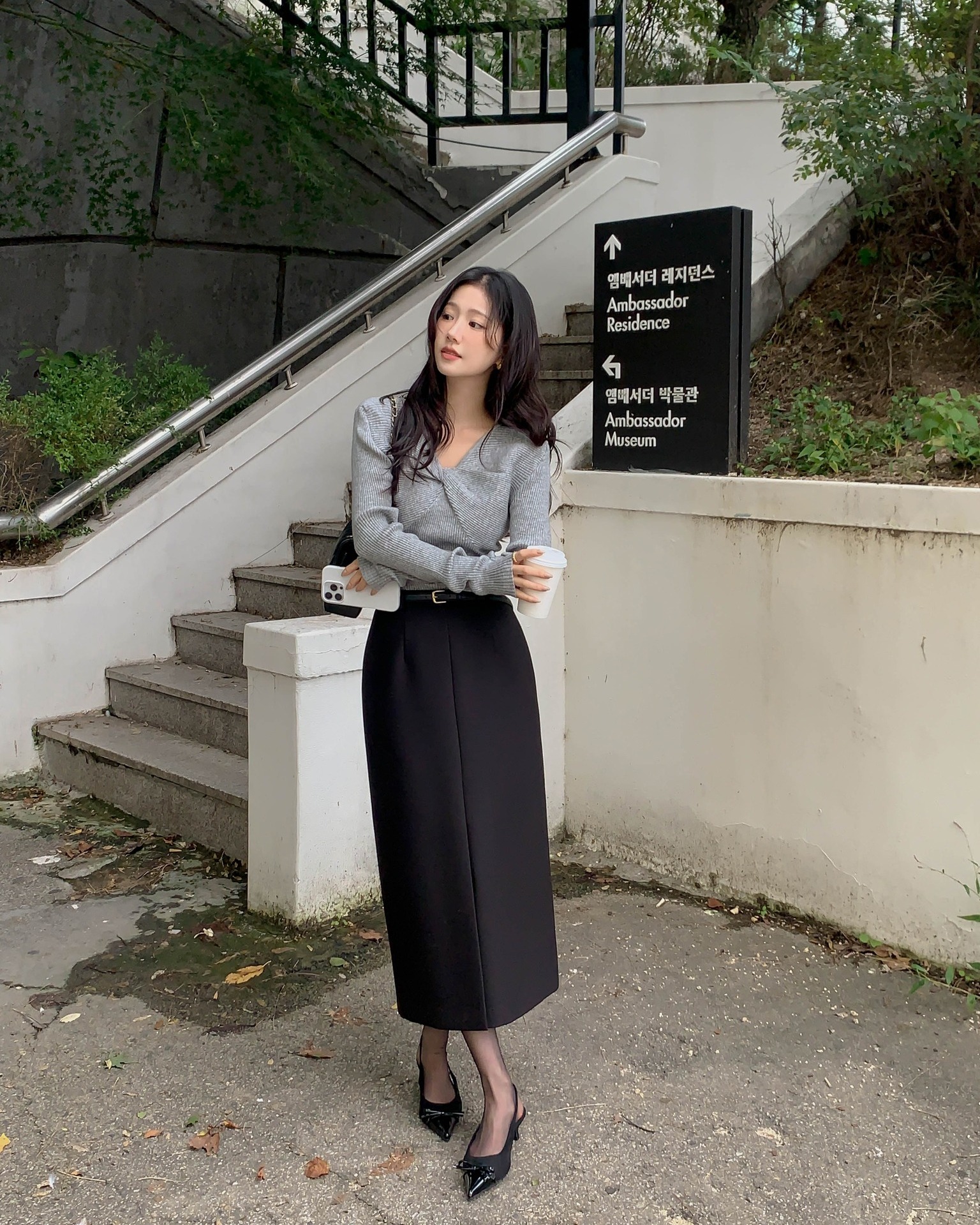 Thời tiết này mặc áo len mỏng là hợp lý nhất: 10 cách phối đơn giản, ai diện cũng đẹp - Ảnh 10. Thời tiết này mặc áo len mỏng là hợp lý nhất: 10 cách phối đơn giản, ai diện cũng đẹp - Ảnh 10.