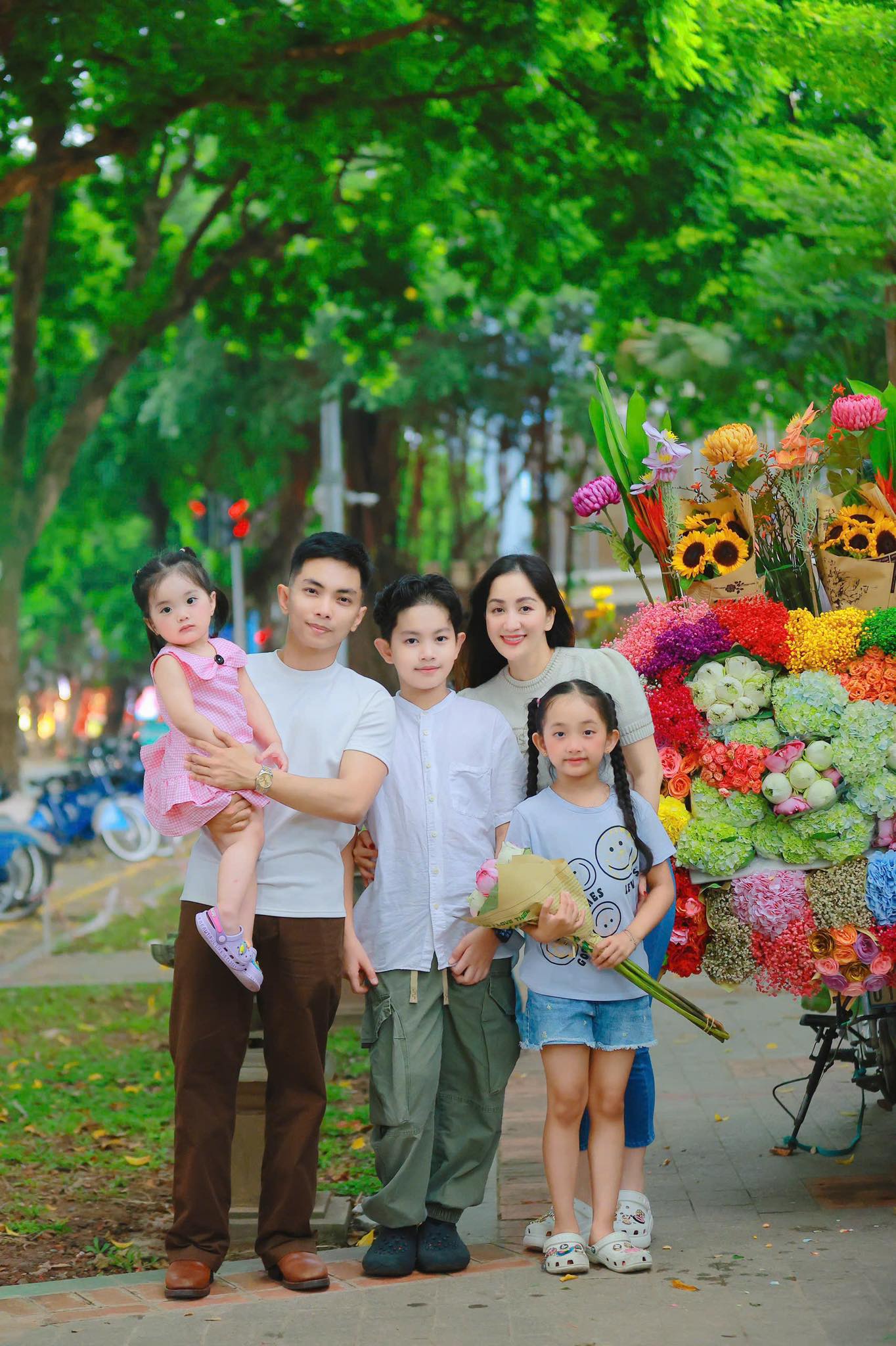 3 thiên thần nhỏ nhà Khánh Thi Phan Hiển đẹp như tranh- Ảnh 1. 3 thiên thần nhỏ nhà Khánh Thi Phan Hiển đẹp như tranh- Ảnh 1.