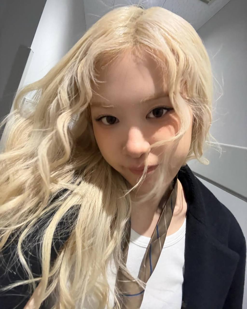 Mái tóc xơ xác thảm hại của Rosé- Ảnh 12.