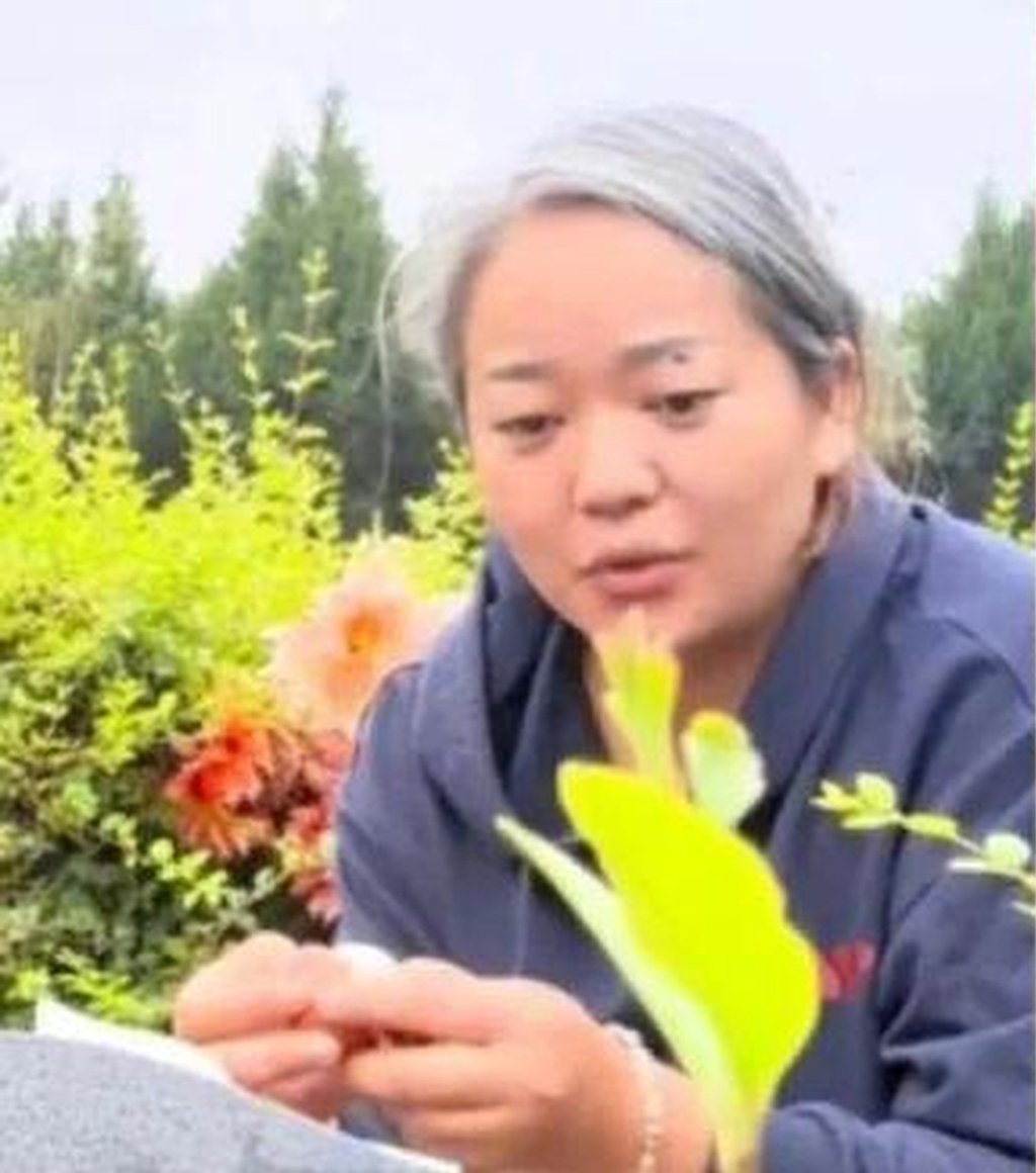 Đau lòng với hình ảnh người mẹ hôn bia mộ con trai nhỏ, liên tục nói: “Mẹ đây, mẹ đến rồi này”- Ảnh 2.