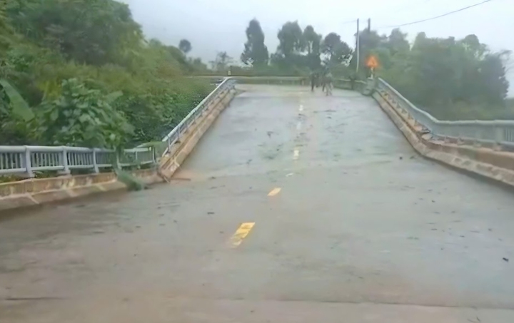 Trụ cầu trên đường Hồ Chí Minh ở Huế bị mưa lũ đẩy lệch gần 1 mét - Ảnh 1.