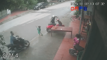 3 giây kinh hoàng trước cửa nhà: Nam thanh niên chạy xe với tốc độ &quot;xé gió&quot; lao sượt qua cháu bé khiến cả gia đình đứng tim- Ảnh 1.