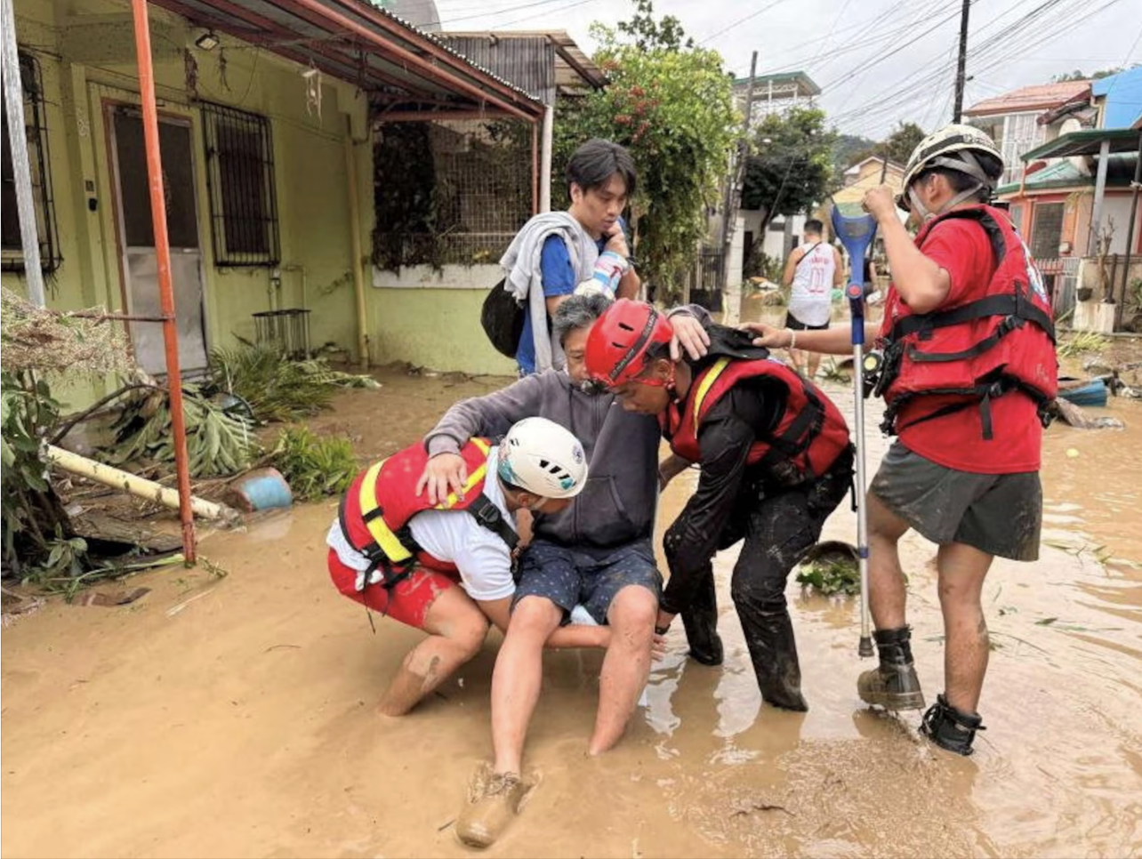 Bão Kalmaegi tàn phá Philippines: Ít nhất 46 người thiệt mạng, hàng chục nghìn người phải sơ tán - Ảnh 3. Bão Kalmaegi tàn phá Philippines: Ít nhất 46 người thiệt mạng, hàng chục nghìn người phải sơ tán - Ảnh 3.