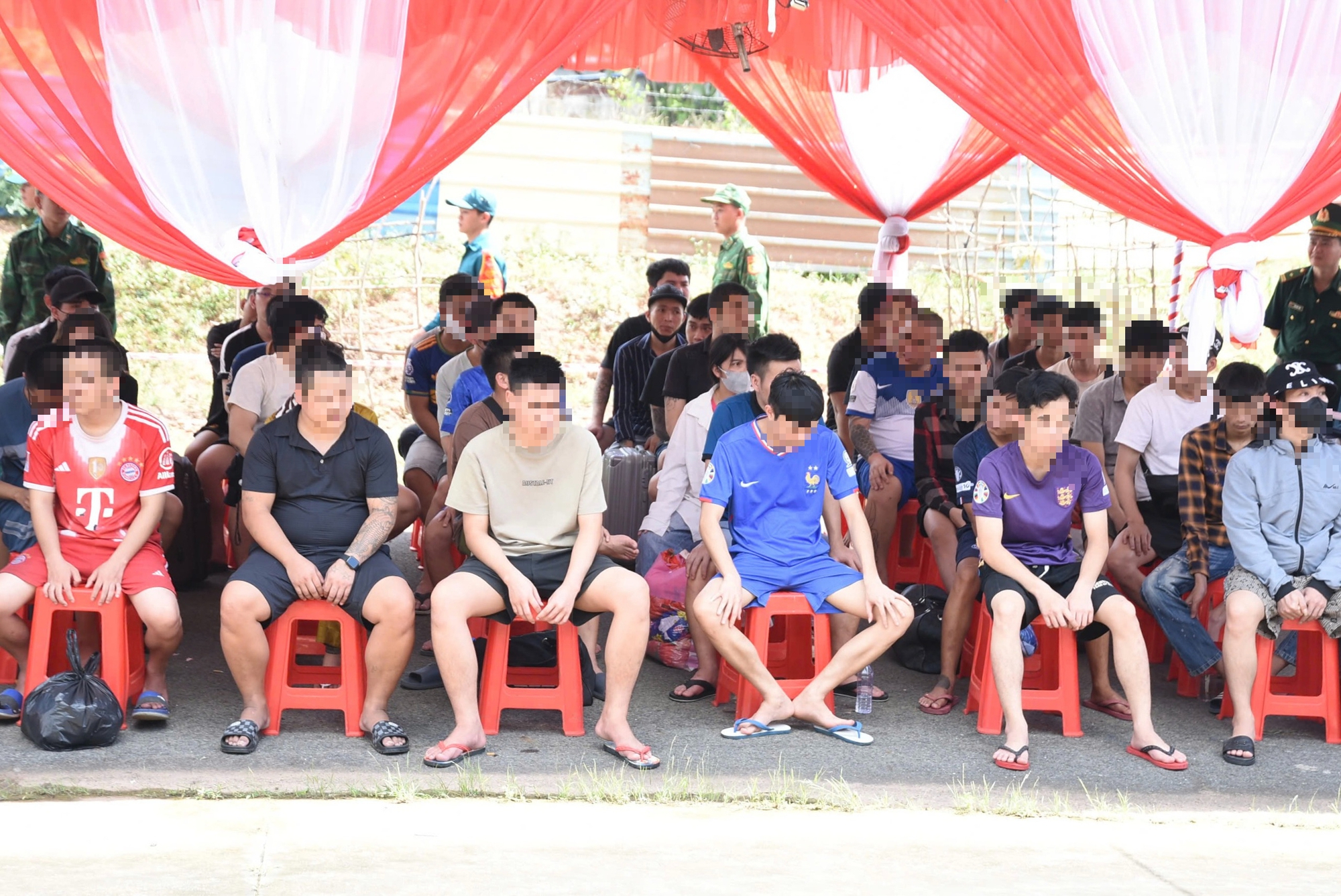 Tiếp nhận 65 công dân Việt Nam trở về từ Campuchia qua cửa khẩu Hoa Lư - Ảnh 1.