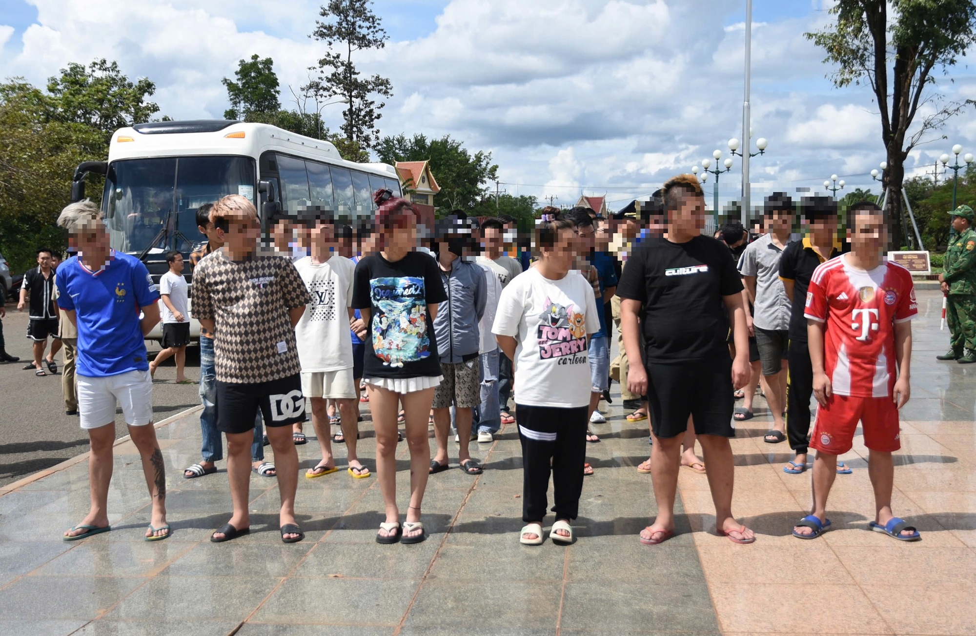 Tiếp nhận 65 công dân Việt Nam trở về từ Campuchia qua cửa khẩu Hoa Lư - Ảnh 2.