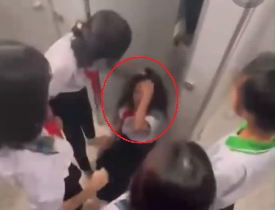 Xôn xao clip nữ sinh bị nhóm bạn vây đánh trong nhà vệ sinh trường học ở TPHCM - Ảnh 2.