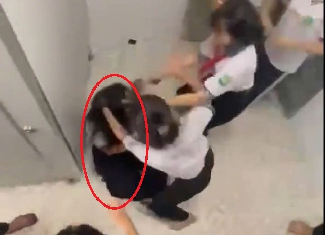 Vụ nữ sinh lớp 8 bị đánh hội đồng trong nhà vệ sinh: Rạn 3 xương sườn - Ảnh 1.