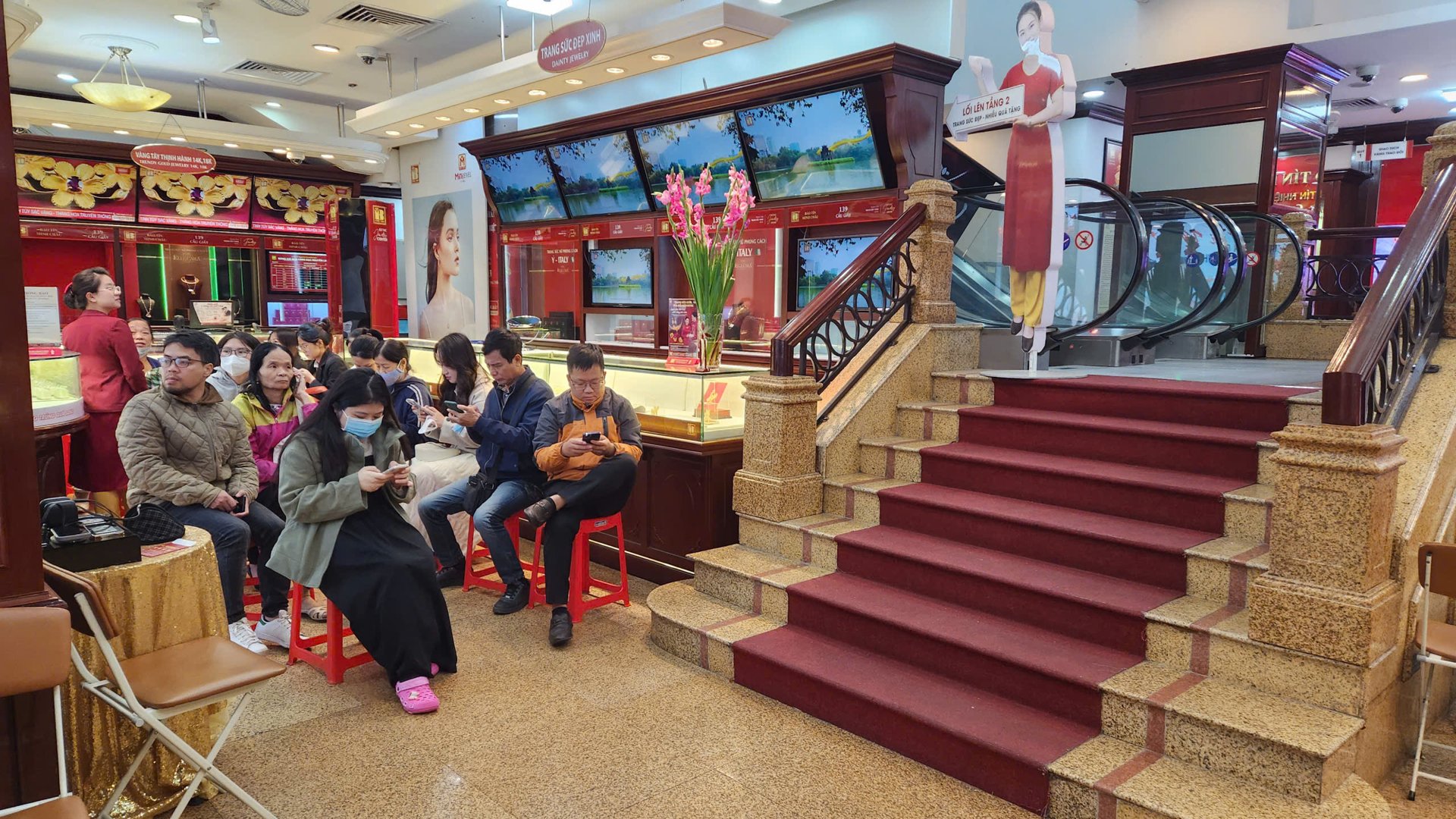 Giá vàng giảm, người phụ nữ ở Hà Nội vội đem bán, lưỡng lự một chút đã “bay” 200 triệu đồng - Ảnh 2. Giá vàng giảm, người phụ nữ ở Hà Nội vội đem bán, lưỡng lự một chút đã “bay” 200 triệu đồng - Ảnh 2.