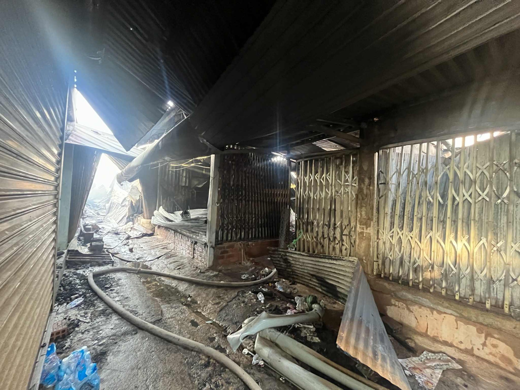 Chợ Bình Dương bị thiêu rụi sau đêm cháy lớn: Nỗi đau của tiểu thương - Ảnh 5. Chợ Bình Dương bị thiêu rụi sau đêm cháy lớn: Nỗi đau của tiểu thương - Ảnh 5.