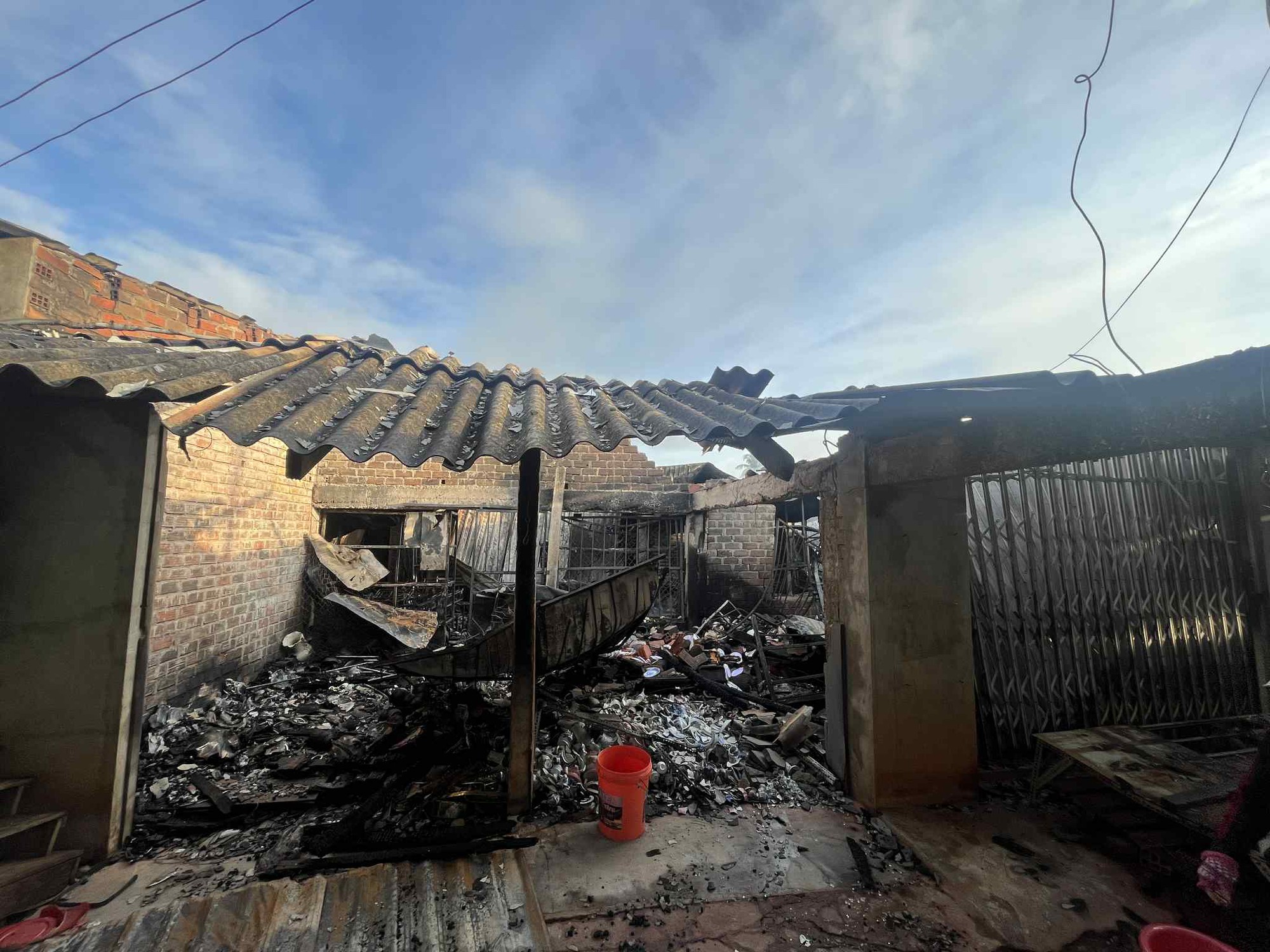 Chợ Bình Dương bị thiêu rụi sau đêm cháy lớn: Nỗi đau của tiểu thương - Ảnh 2. Chợ Bình Dương bị thiêu rụi sau đêm cháy lớn: Nỗi đau của tiểu thương - Ảnh 2.