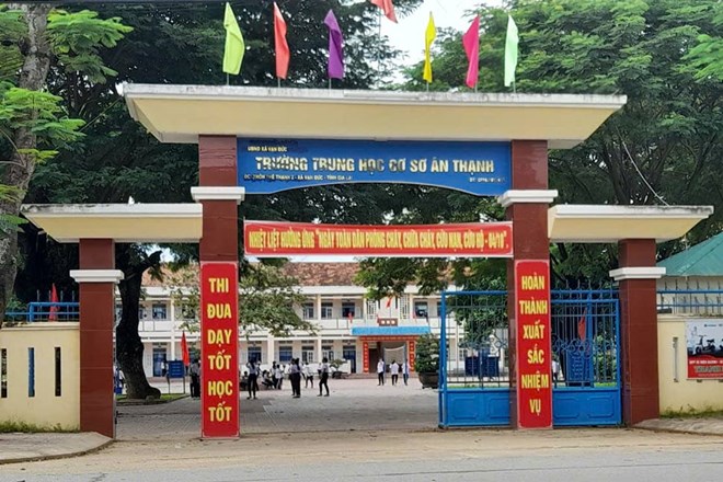 Tình tiết mới vụ học sinh đang học bị phó hiệu trưởng gọi ra… quét rác giữa trời nắng - Ảnh 1.