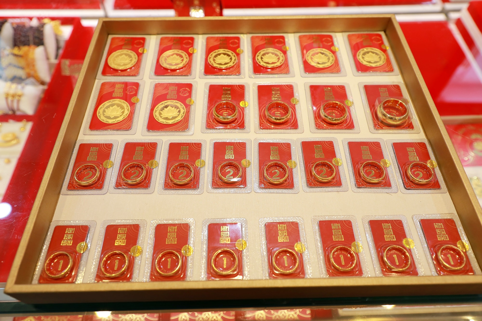 Giá vàng giảm, người phụ nữ ở Hà Nội vội đem bán, lưỡng lự một chút đã “bay” 200 triệu đồng - Ảnh 3. Giá vàng giảm, người phụ nữ ở Hà Nội vội đem bán, lưỡng lự một chút đã “bay” 200 triệu đồng - Ảnh 3.