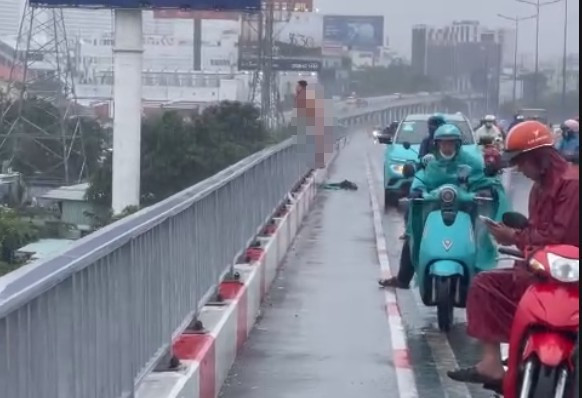 Phát hiện thi thể nghi là tài xế taxi dùng hung khí đâm vào người, nhảy xuống sông Sài Gòn - Ảnh 1. Phát hiện thi thể nghi là tài xế taxi dùng hung khí đâm vào người, nhảy xuống sông Sài Gòn - Ảnh 1.