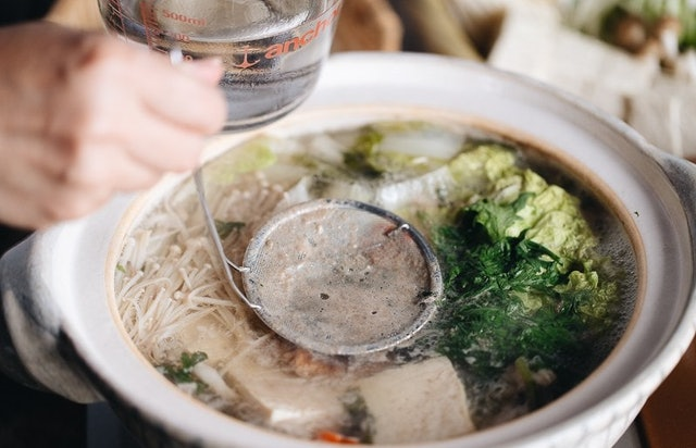 Bọt nổi trên nồi lẩu, thịt luộc là chất bẩn hay chất bổ? Chuyên gia: Ăn được hay không chỉ nhìn 1 điểm- Ảnh 1.