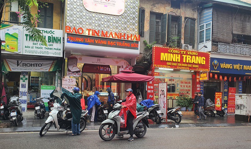 Giá vàng giảm, người phụ nữ ở Hà Nội vội đem bán, lưỡng lự một chút đã “bay” 200 triệu đồng - Ảnh 1. Giá vàng giảm, người phụ nữ ở Hà Nội vội đem bán, lưỡng lự một chút đã “bay” 200 triệu đồng - Ảnh 1.