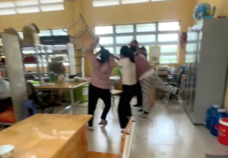 Tạm đình chỉ thầy giáo nhắn tin thân mật với nữ sinh - Ảnh 1. Tây Ninh: Tạm đình chỉ thầy giáo “ làm chuyện xấu” với nữ sinh - Ảnh 1.