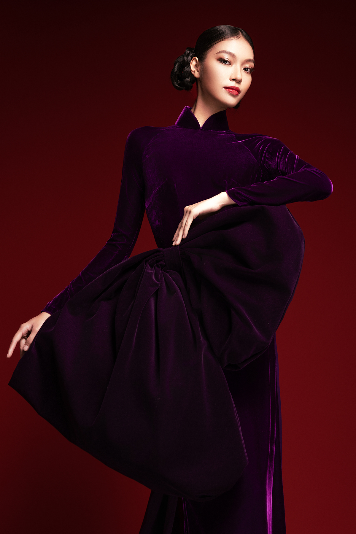 Quán quân Vietnam’s Next Top Model 2025 Lại Mai Hoa khoe sắc vóc cực chuẩn khi diện áo dài sắc tím - Ảnh 7.