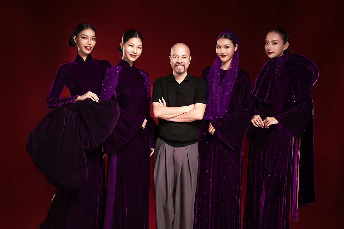 Quán quân Vietnam’s Next Top Model 2025 Lại Mai Hoa khoe sắc vóc cực chuẩn khi diện áo dài sắc tím - Ảnh 1.
