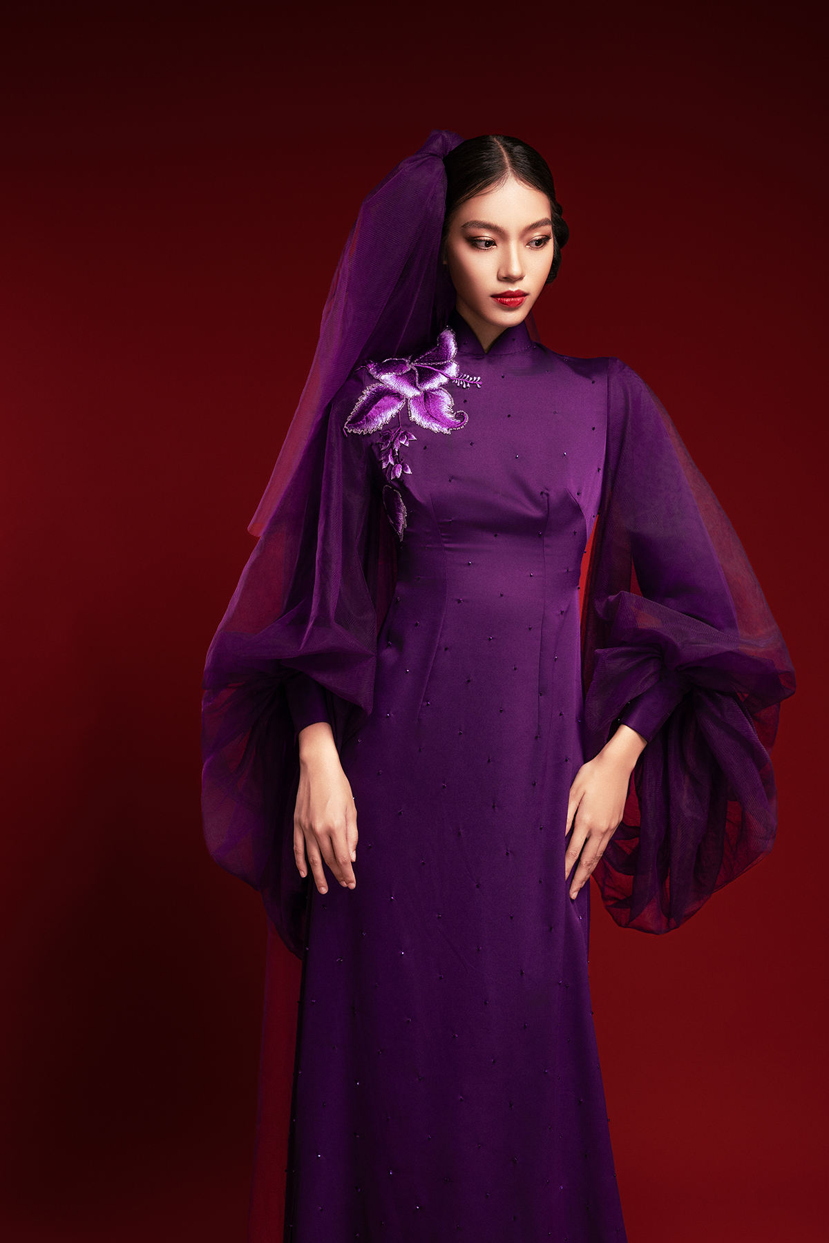 Quán quân Vietnam’s Next Top Model 2025 Lại Mai Hoa khoe sắc vóc cực chuẩn khi diện áo dài sắc tím - Ảnh 5.