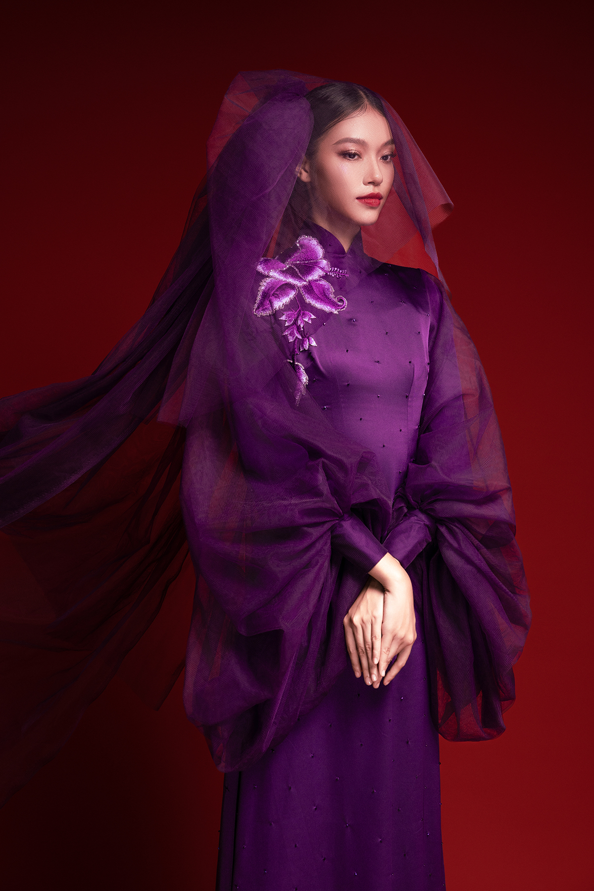 Quán quân Vietnam’s Next Top Model 2025 Lại Mai Hoa khoe sắc vóc cực chuẩn khi diện áo dài sắc tím - Ảnh 3.