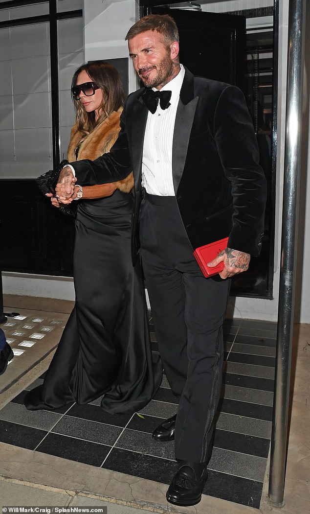 Harper Beckham diện váy satin hồng cực sang, chuẩn tiểu thư tài phiệt dự tiệc mừng David Beckham được phong tước Hiệp sĩ- Ảnh 2. Harper Beckham diện váy satin hồng cực sang, chuẩn tiểu thư tài phiệt dự tiệc mừng David Beckham được phong tước Hiệp sĩ- Ảnh 2.