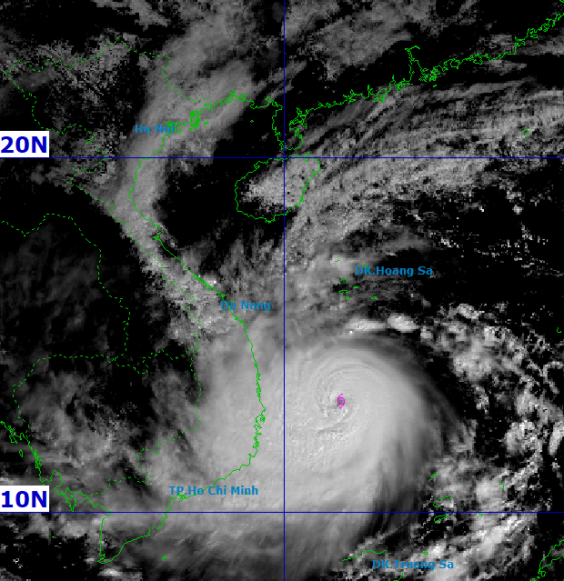 Tin bão mới nhất: Bão số 13 Kalmaegi giật trên cấp 17 đi rất nhanh, dự báo thời gian mưa to gió mạnh đỉnh điểm - Ảnh 2. Tin bão mới nhất: Bão số 13 Kalmaegi giật trên cấp 17 đi rất nhanh, dự báo thời gian mưa to gió mạnh đỉnh điểm - Ảnh 2.