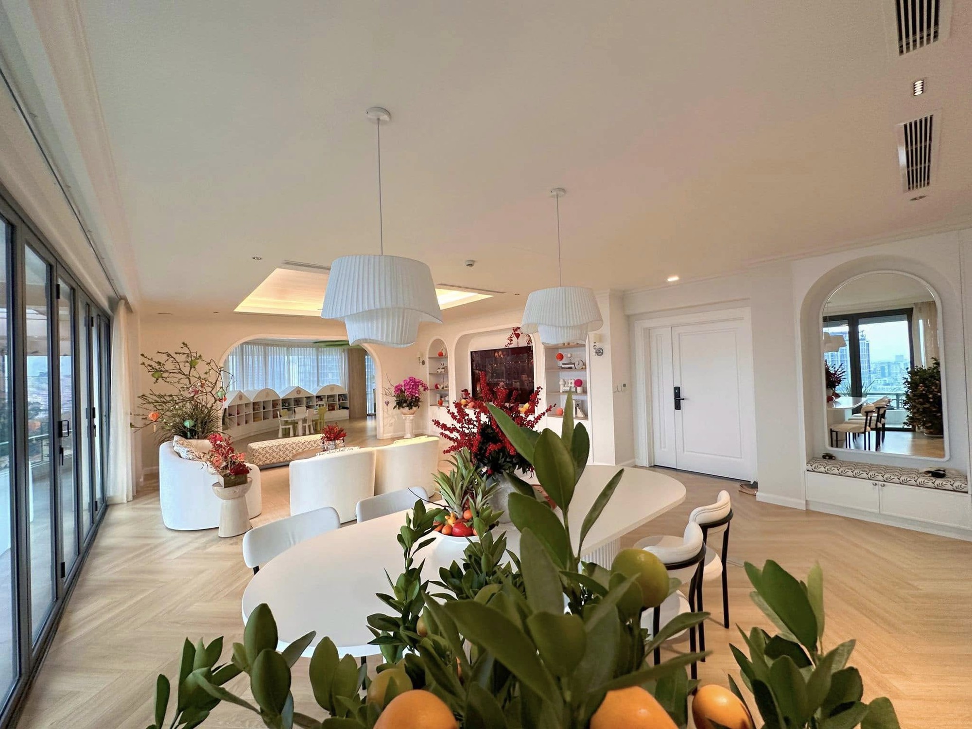 Bất động sản của các nghệ sĩ Việt: Hà Anh Tuấn có duplex trăm tỷ, Đặng Thu Thảo ở biệt thự quận 1, Lý Nhã Kỳ sở hữu cả một lâu đài - Ảnh 18. Bất động sản của các nghệ sĩ Việt: Hà Anh Tuấn có duplex trăm tỷ, Đặng Thu Thảo ở biệt thự quận 1, Lý Nhã Kỳ sở hữu cả một lâu đài - Ảnh 18.