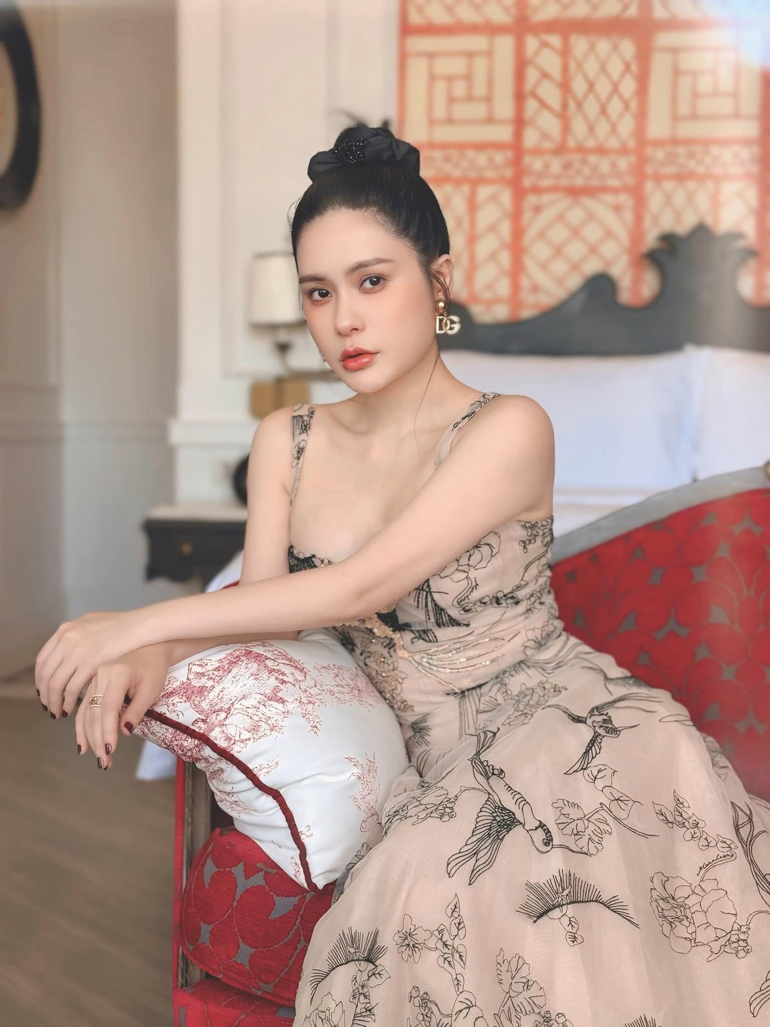 Sau khi chồng bị bắt, Đoàn Di Băng im lặng giữa "bão" mạng - Ảnh 1. Sau khi chồng bị bắt, Đoàn Di Băng im lặng giữa "bão" mạng - Ảnh 1.