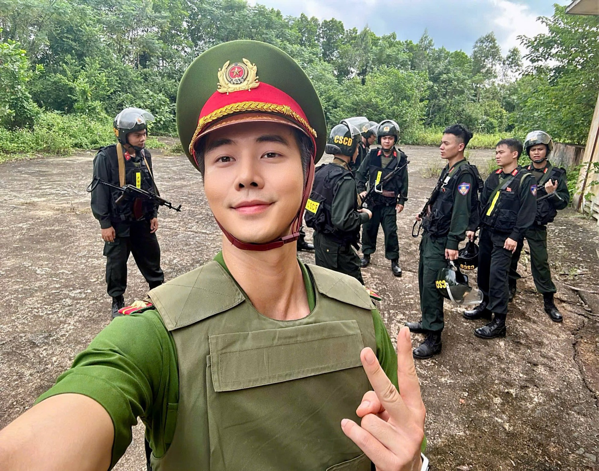 Sao nam đóng cùng lúc 2 phim Việt giờ vàng hot nhất hiện tại, đổi mỗi kiểu tóc mà nhìn như người khác - Ảnh 4. Sao nam đóng cùng lúc 2 phim Việt giờ vàng hot nhất hiện tại, đổi mỗi kiểu tóc mà nhìn như người khác - Ảnh 4.