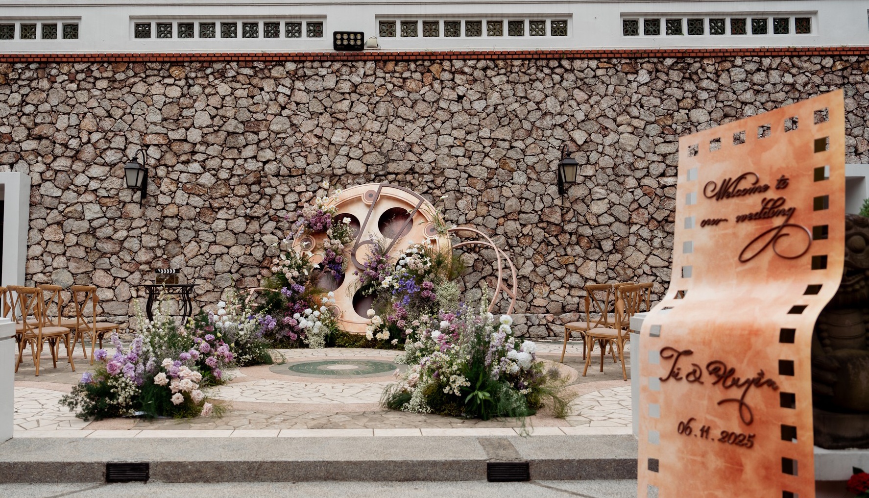 Đám cưới diễn viên Đình Tú - Ngọc Huyền: Dâu rể gấp đôi visual, Quỳnh Nga và dàn mỹ nhân Vbiz đổ bộ- Ảnh 1. Đám cưới diễn viên Đình Tú - Ngọc Huyền: Dâu rể gấp đôi visual, Quỳnh Nga và dàn mỹ nhân Vbiz đổ bộ- Ảnh 1.