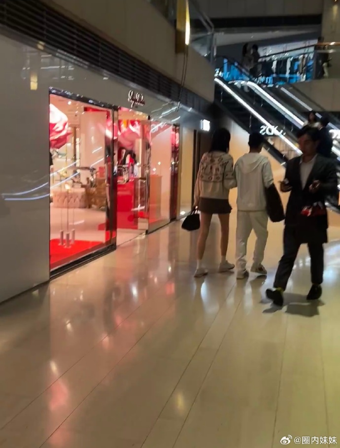 Siêu mẫu Victoria's Secret lộ diện bên thiếu gia trùm sòng bạc sau nghi vấn Siêu mẫu Victoria's Secret lộ diện bên thiếu gia trùm sòng bạc sau nghi vấn