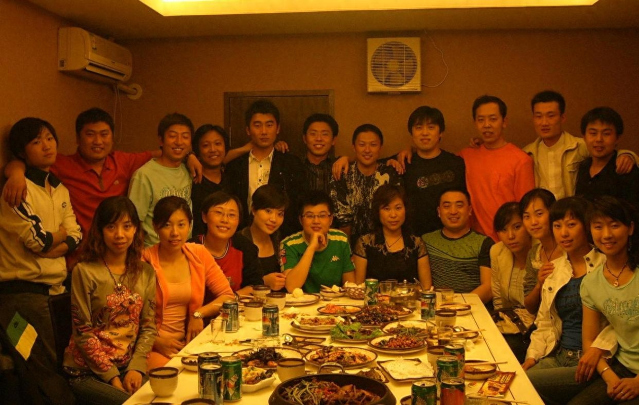 Đi họp lớp, lớp trưởng &quot;thưởng nóng&quot; gần 370 triệu cho cả nhóm: Sáng hôm sau vợ anh nhắn 1 câu khiến ai cũng đứng hình!- Ảnh 2.