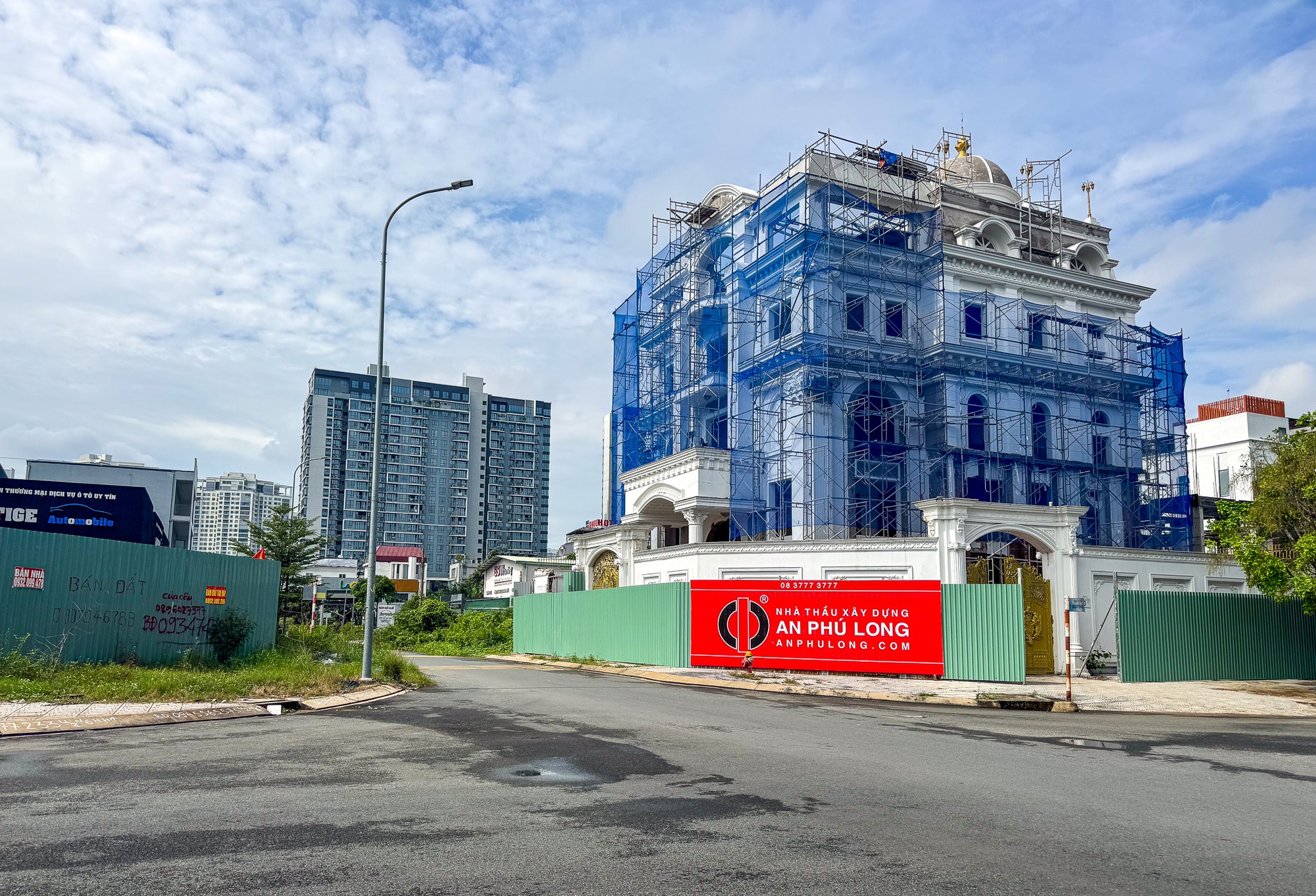 Bất động sản của các nghệ sĩ Việt: Hà Anh Tuấn có duplex trăm tỷ, Đặng Thu Thảo ở biệt thự quận 1, Lý Nhã Kỳ sở hữu cả một lâu đài - Ảnh 9. Bất động sản của các nghệ sĩ Việt: Hà Anh Tuấn có duplex trăm tỷ, Đặng Thu Thảo ở biệt thự quận 1, Lý Nhã Kỳ sở hữu cả một lâu đài - Ảnh 9.